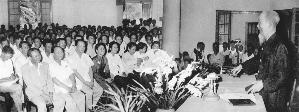 Tại Đại hội lần thứ III những người viết báo Việt Nam, Chủ tịch Hồ Chí Minh căn dặn: “Cán bộ báo chí cũng là chiến sĩ cách mạng. Cây bút, trang giấy là vũ khí sắc bén” (8/9/1962)