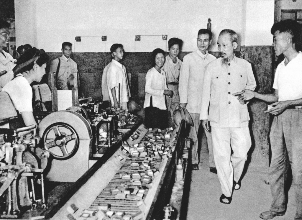 Chủ tịch Hồ Chí Minh thăm Nhà máy diêm Thống Nhất Hà Nội (16/8/1956)