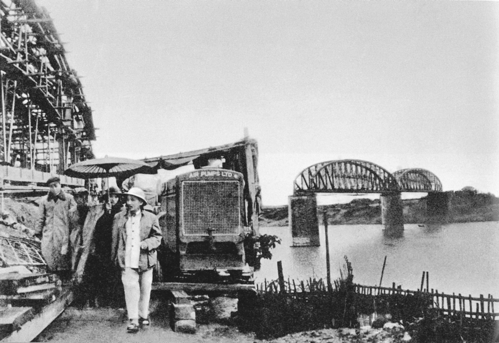 Ngày mùng một Tết Bính Thân, Người thăm công trường xây dựng cầu Việt Trì, tỉnh Phú Thọ (12/2/1956)
