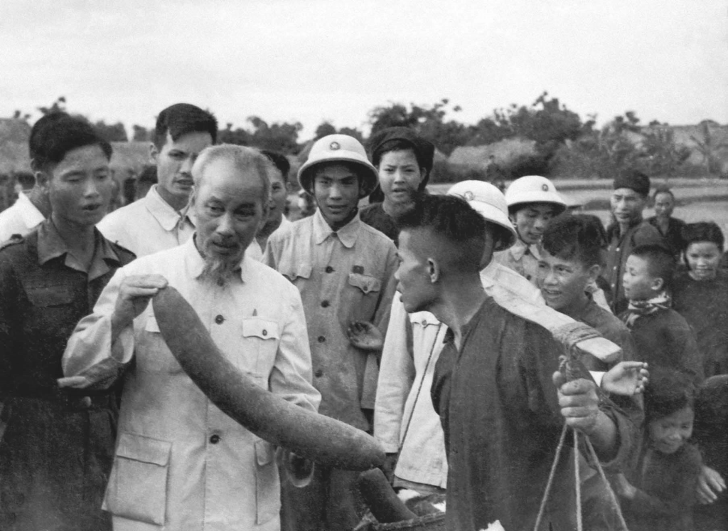 Nông dân xã Ái Quốc, huyện Nam Sách, tỉnh Hải Dương báo cáo kết quả sản xuất với Chủ tịch Hồ Chí Minh (31/5/1957)