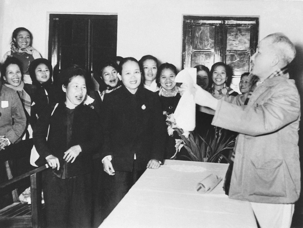 Chủ tịch Hồ Chí Minh thăm Hội nghị cán bộ phụ nữ toàn miền Bắc (26/1/1956)