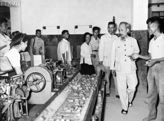 Bác Hồ thăm nhà máy diêm Thống Nhất trong những năm đầu khôi phục kinh tế (1956)