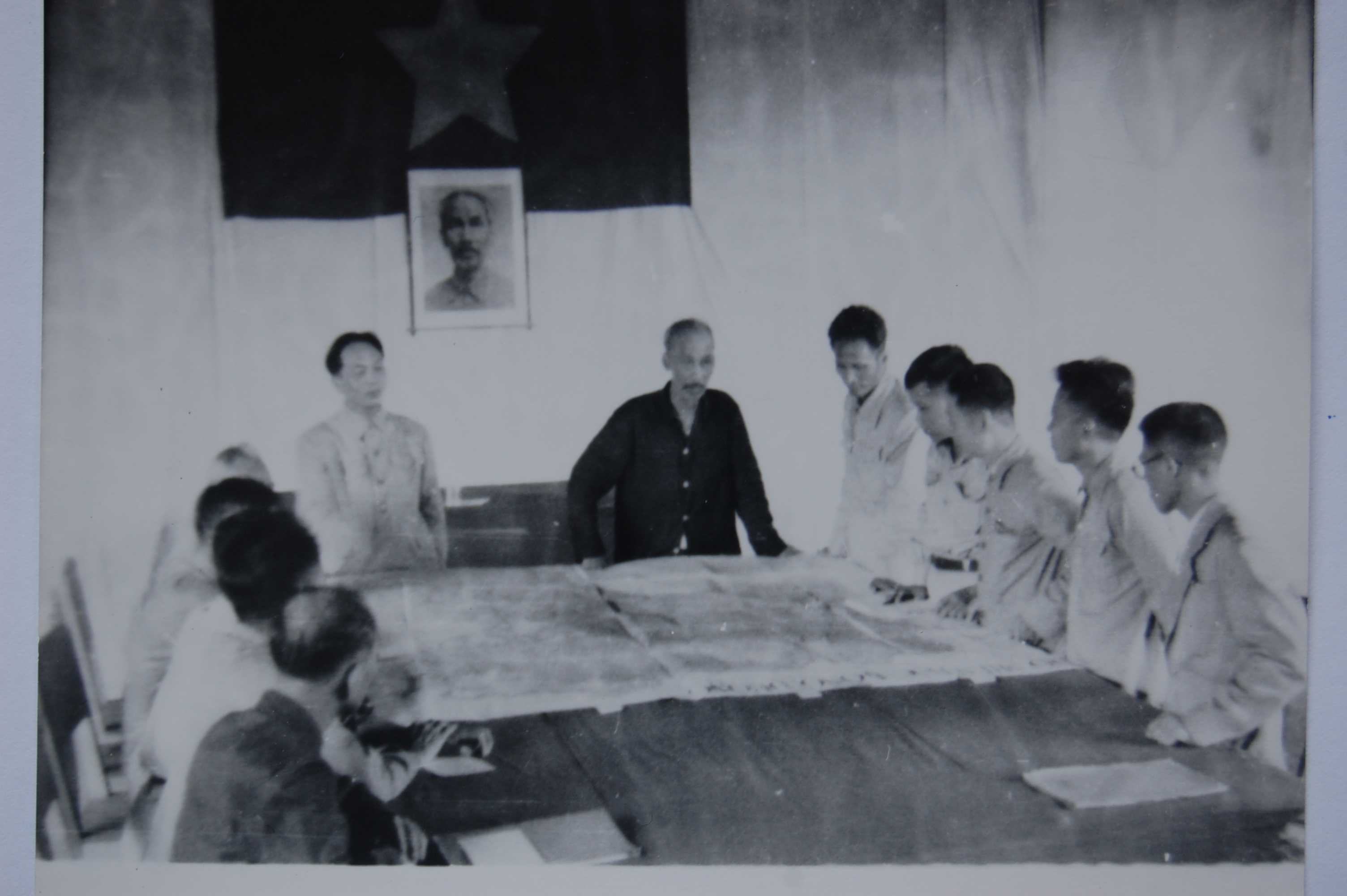 Chủ tịch Hồ Chí Minh cùng các thành viên Hội đồng Chính phủ đang nghiên cứu bản đồ trong một phiên họp Chính phủ