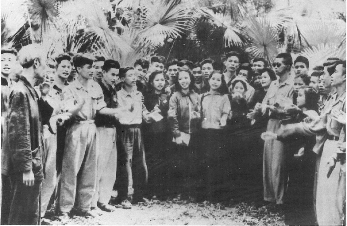 Bác Hồ gặp gỡ thân mật các đại biểu dự Đại hội Chiến sỹ thi đua toàn quốc lần thứ I tại Kim Bình, 5/1952