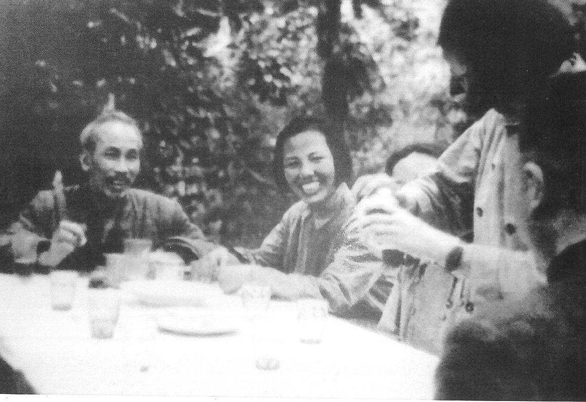 Chủ tịch Hồ Chí Minh tiếp đoàn các nhà báo nữ Trung Quốc đến thăm và chúc Tết Người (đầu năm 1953) tại Việt Bắc