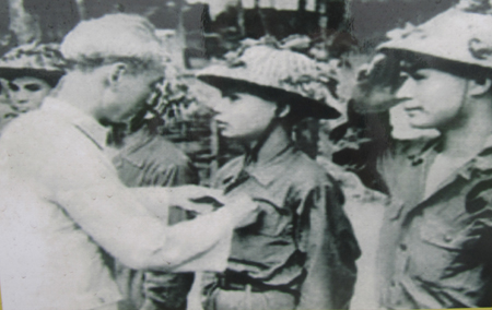 Bác Hồ gắn Huy hiệu Điện Biên cho bộ đội xuất sắc (19-12-1954)