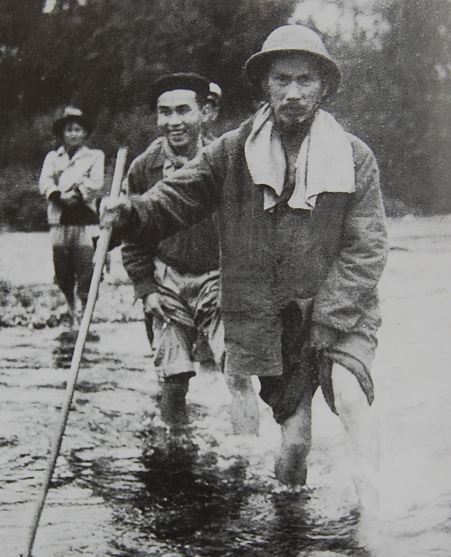 Bác Hồ trên đường đi công tác qua suối Lê Nin, năm 1950