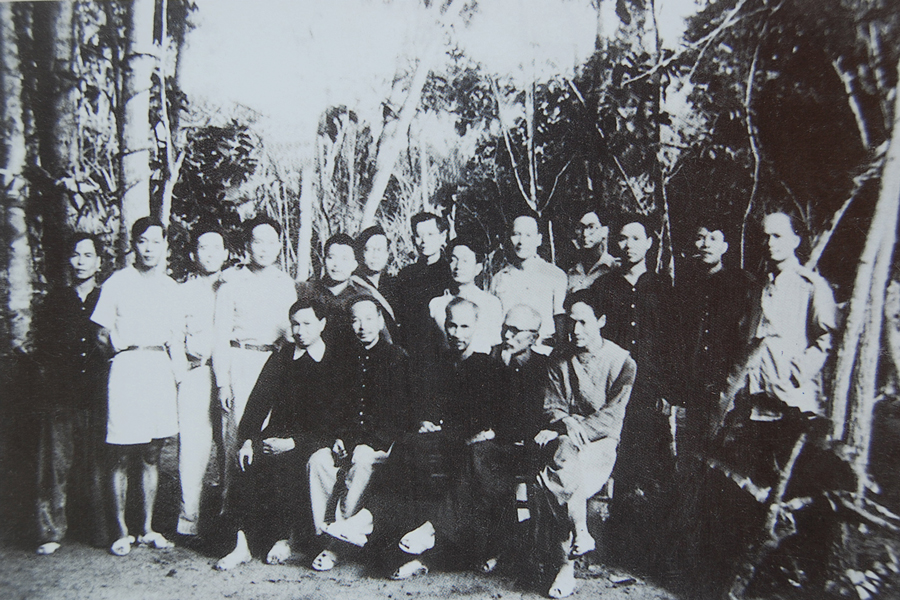 Chủ tịch Hồ Chí Minh chụp ảnh cùng thành viên Hội đồng Chính phủ, Ban Thường trực Quốc hội năm 1948