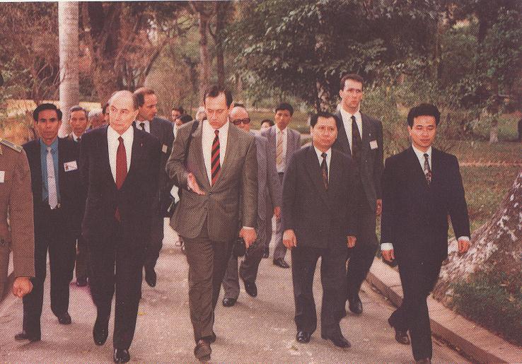 Tổng thống Pháp Phrăngxoa Míttơrăng tham Khu di tích Hồ Chí Minh tại Phủ Chủ tịch, ngày 10/2/1993. (Nguồn: Khu di tích Hồ Chí Minh tại Phủ Chủ tịch)