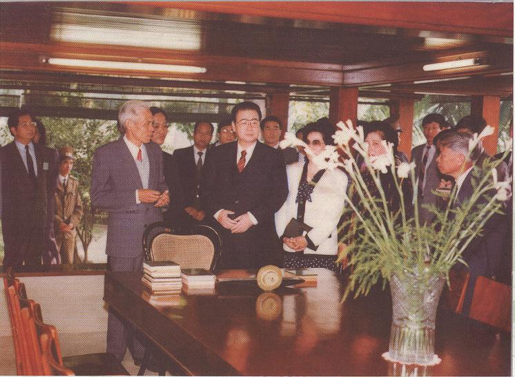 Thủ tướng Trung Quốc Lý Bằng và phu nhân thăm Khu di tích Hồ Chí Minh tại Phủ Chủ tịch, ngày 1/12/1992 (Nguồn: Khu di tích Hồ Chí Minh tại Phủ Chủ tịch)