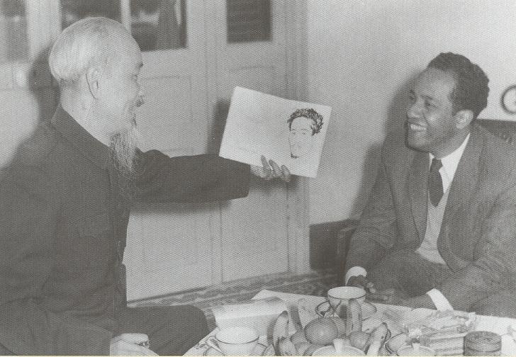Chủ tịch Hồ Chí Minh tiếp nhà thơ Cu Ba trong Khu Phủ Chủ tich, tháng 12/1960. (Nguồn: Khu di tích Hồ Chí Minh tại Phủ Chủ tịch)
