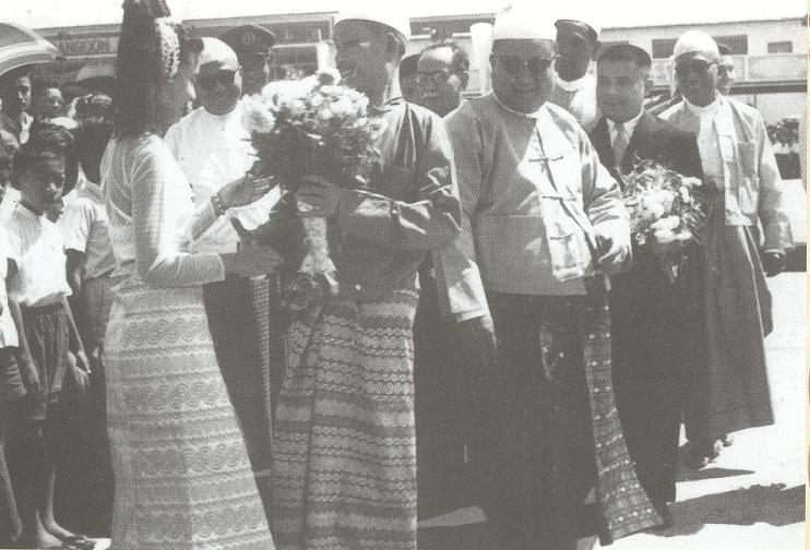 Nhân dân Miến Điện lưu luyến tiễn Chủ tịch Hồ Chí Minh tại sân bay, tháng 2/1958. (Nguồn: Tài liệu lưu trữ Bộ Ngoại giao)