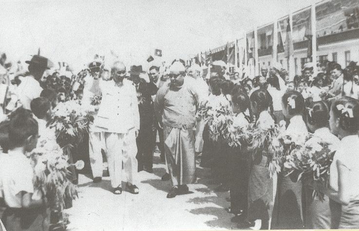 Chủ tịch Hồ Chí Minh và Tổng thống Miến Điện vẫy chào các cháu thiếu nhi và nhân dân Miến Điện đón Người tại sân bay, tháng 2/1958. (Nguồn: Tài liệu lưu trữ Bộ Ngoại giao)