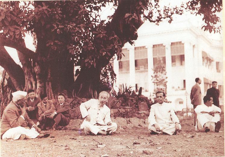 Chủ tịch Hồ Chí Minh thăm Nhà lưu niệm của Đại thi hào Tagor trong chuyến thăm Ấn Độ, tháng 2/1958. (Nguồn: Khu di tích Hồ Chí Minh tại Phủ Chủ tịch)