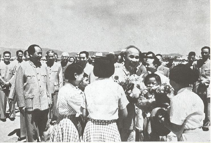 Chủ tịch Hồ Chí Minh thăm Trung Quốc. Quần chúng dâng hoa lên Người, tháng 7/1955. (Nguồn: Tài liệu lưu trữ Bộ Ngoại giao)