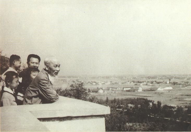 Chủ tịch Hồ Chí Minh ngắm cảnh Tô Châu, tỉnh Giang Tô, (Trung Quốc), tháng 5/1966. (Nguồn: Tài liệu lưu trữ Bộ Ngoại giao)