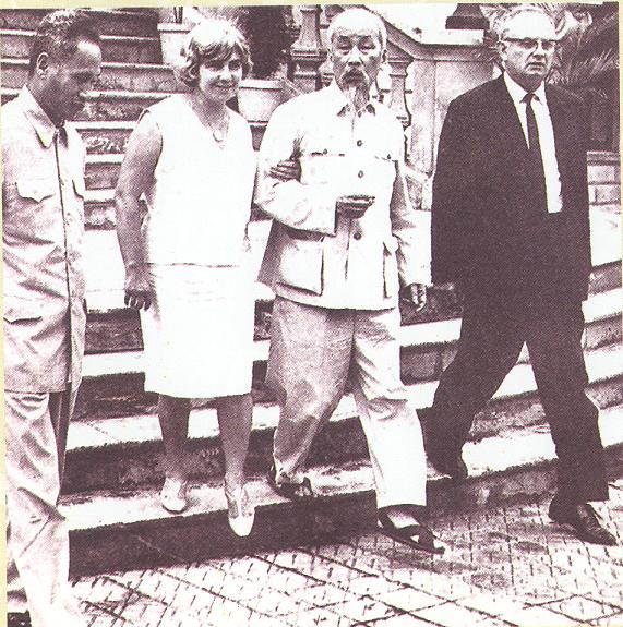 Chủ tịch Hồ Chí Minh và Thủ tướng Phạm Văn Đồng tiếp gia đình nhà báo U.Bớcsét (Australia) tại Phủ Chủ tịch, tháng 4/1966. (Nguồn: Khu di tích Hồ Chí Minh tại Phủ Chủ tịch)
