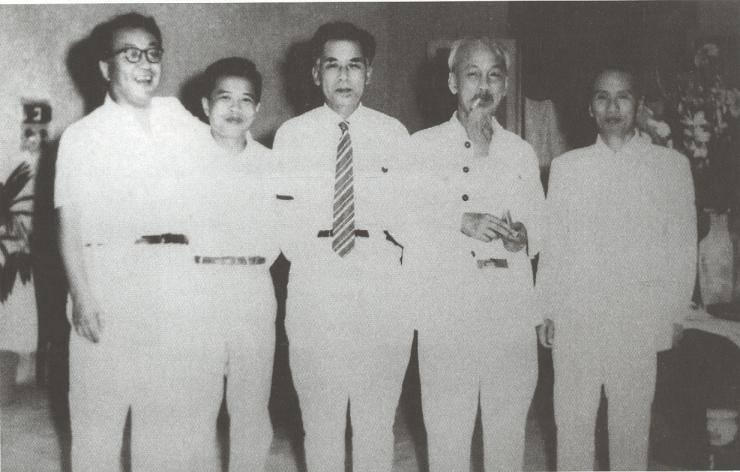 Chủ tịch Hồ Chí Minh, đồng chí Phạm Hùng (thứ 2 từ trái sang), đồng chí Nguyễn Lương Bằng (ngoài cùng bên phải) với các đồng chí trong Đoàn đại biểu Đảng Cộng sản Nhật Bản dự Đại hội đại biểu toàn quốc lần thứ III của Đảng Lao động Việt Nam, tháng 9/1960.