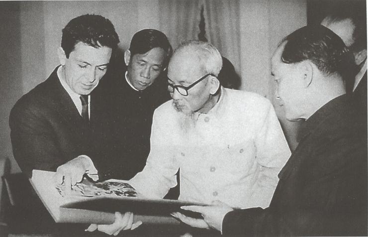 Chủ tịch Hồ Chí Minh cùng Bí thư Thứ nhất Ban Chấp hành Trung ương Đảng Lê Duẩn trong lễ tiếp nhận tặng phẩm của Đảng Cộng sản Italia tặng Đảng Lao động Việt Nam, tháng 12/1966. (Nguồn: Tài liệu lưu trữ Bộ Ngoại giao)
