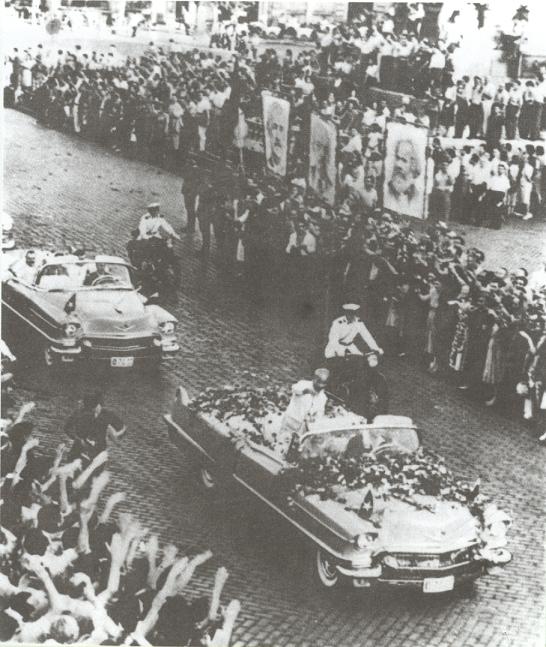 Chủ tịch Hồ Chí Minh thăm Bungari. Đoàn xe hộ tống từ sân bay về thủ đô Xôphia, ngày 13/8/1957. (Nguồn: Tài liệu lưu trữ Bộ Ngoại giao)