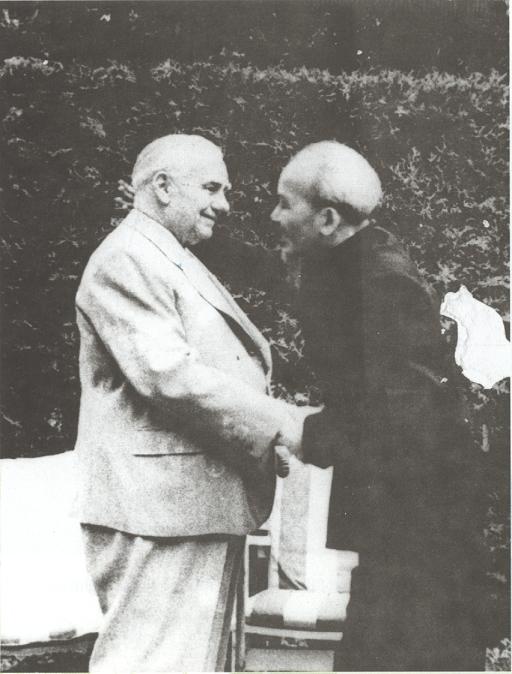 Chủ tịch Hồ Chí Minh ôm hôn Chủ tịch Vinhem Pích nhân chuyến thăm của Người tới CHDC Đức, tháng 7/1957. (Nguồn: Tài liệu lưu trữ Bộ Ngoại giao)