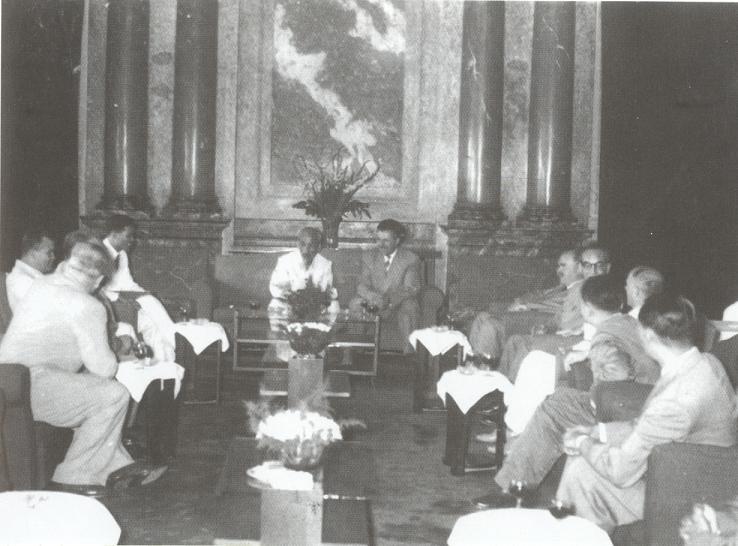 Chủ tịch Hồ Chí Minh tiếp đoàn đại biểu Chính phủ Bungari thăm Việt Nam, năm 1966. (Nguồn: Tài liệu lưu trữ Bộ Ngoại giao)