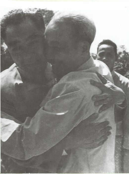 Chủ tịch Hồ Chí Minh ôm hôn Thủ tướng Trung Quốc Chu Ân Lai sang thăm Việt Nam, tháng 11/1956. (Nguồn: Bảo tàng Hồ Chí Minh)