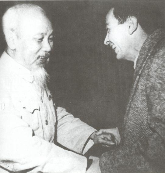 Chủ tịch Hồ Chí Minh tiếp đồng chí Enricô Béclinhgiơ, Trưởng đoàn đại biểu Đảng Cộng sản Italia thăm Việt Nam, năm 1966. (Nguồn: Tài liệu lưu trữ Bộ Ngoại giao)