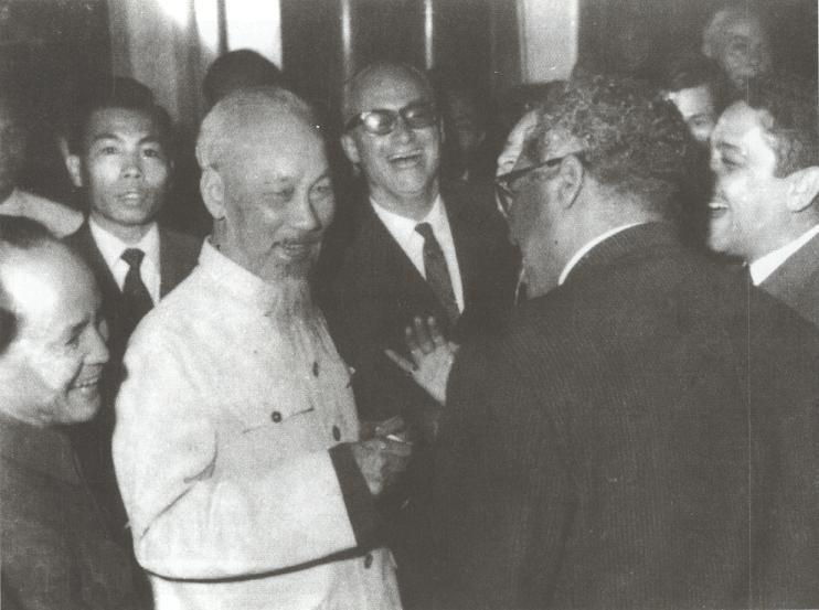 Chủ tịch Hồ Chí Minh nói chuyện với các đại biểu các nước sang dự Hội nghị quốc tế đoàn kết với nhân dân Việt Nam chống đế quốc Mỹ: bảo vệ hòa bình (họp tại Hà Nội, tháng 11/1964). (Nguồn: Tài liệu lưu trữ Bộ Ngoại giao)