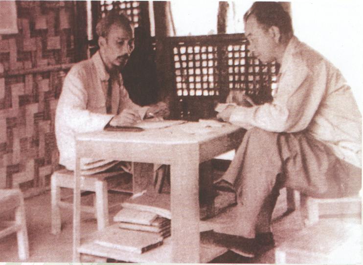 Chủ tịch Hồ Chí Minh và đồng chí Trần Canh, cố vấn quân sự Trung Quốc, tháng 1/1950. (Nguồn: Khu di tích Hồ Chí Minh tại Phủ Chủ tịch)
