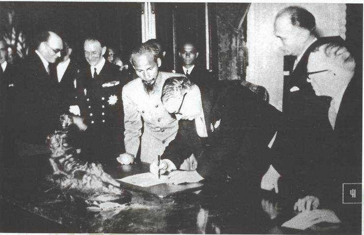 Chủ tịch Hồ Chí Minh cùng ông Thị trưởng thành phố Pari ký vào sổ lưu niệm của thành phố, ngày 4/7/1946. (Nguồn: Tài liệu lưu trữ Bộ Ngoại giao)