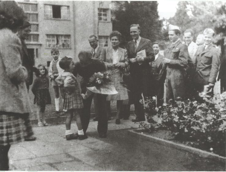 Chủ tịch Hồ Chí Minh với các cháu thiếu nhi Pari, Pháp, tháng 7/1946. (Nguồn: Khu di tích Hồ Chí Minh tại Phủ Chủ tịch)