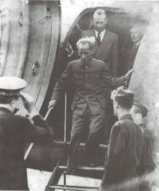 Chủ tịch Hồ Chí Minh trên máy bay bước xuống sân bay Pari, ngày 22/6/1946. (Nguồn: Bảo tàng Hồ Chí Minh)