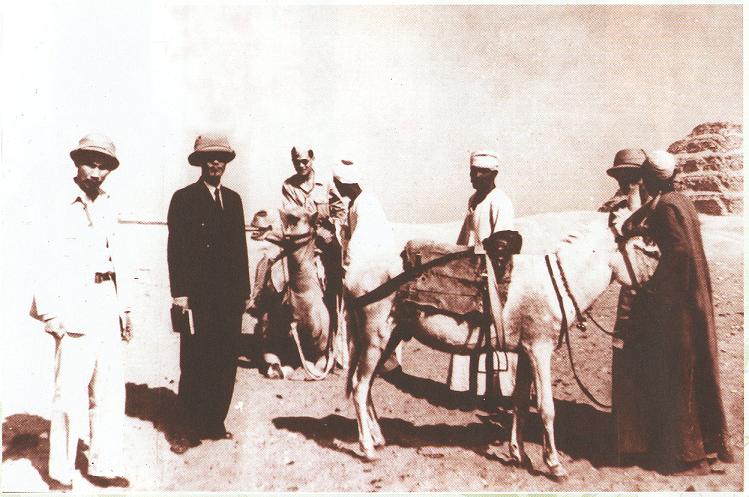 Chủ tịch Hồ Chí Minh ghé thăm Kim tự tháp Sekheat, Ai Cập trên đường sang thăm chính thức nước Pháp, ngày 9/6/1946. (Nguồn: Khu di tích Hồ Chí Minh tại Phủ Chủ tịch)