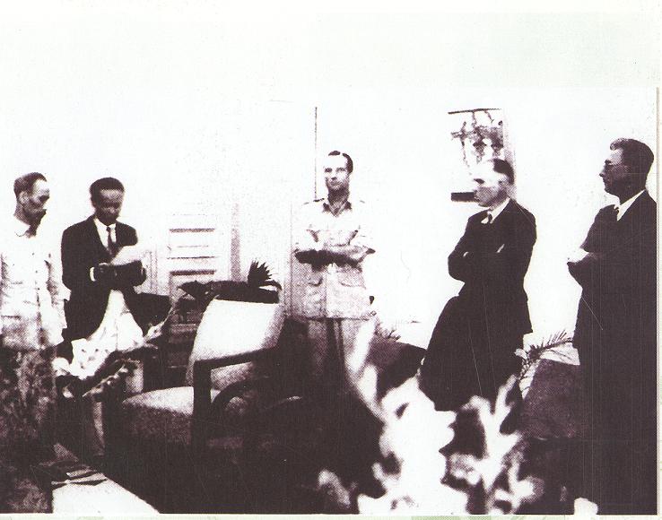 Chủ tịch Hồ Chí Minh và các đại diện Pháp, Đồng minh nghe đọc thông qua bản Tạm ước 6/3 trước khi ký kết chính thức tại Hà Nội, ngày 6/3/1946. (Nguồn: Khu di tích Hồ Chí Minh tại phủ Chủ tịch)