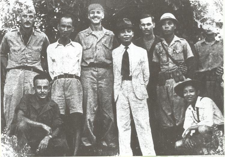 Chủ tịch Hồ Chí Minh cùng các chỉ huy du kích Việt Minh và lãnh đạo biệt đội Con Nai của Mỹ tại chiến khu, năm 1945. (Nguồn: Bảo tàng Hồ Chí Minh)