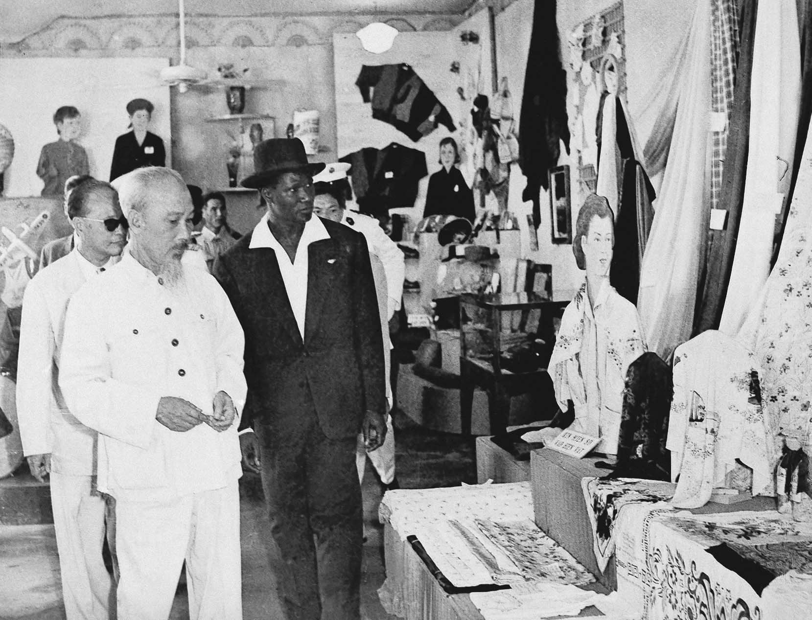 Chủ tịch Hồ Chí Minh và Tổng thống nước Cộng hòa Ghinê, ông AmétXêcuturê, thăm triển lãm 15 năm xây dựng nước Việt Nam Dân chủ Cộng hòa (17/9/1960)