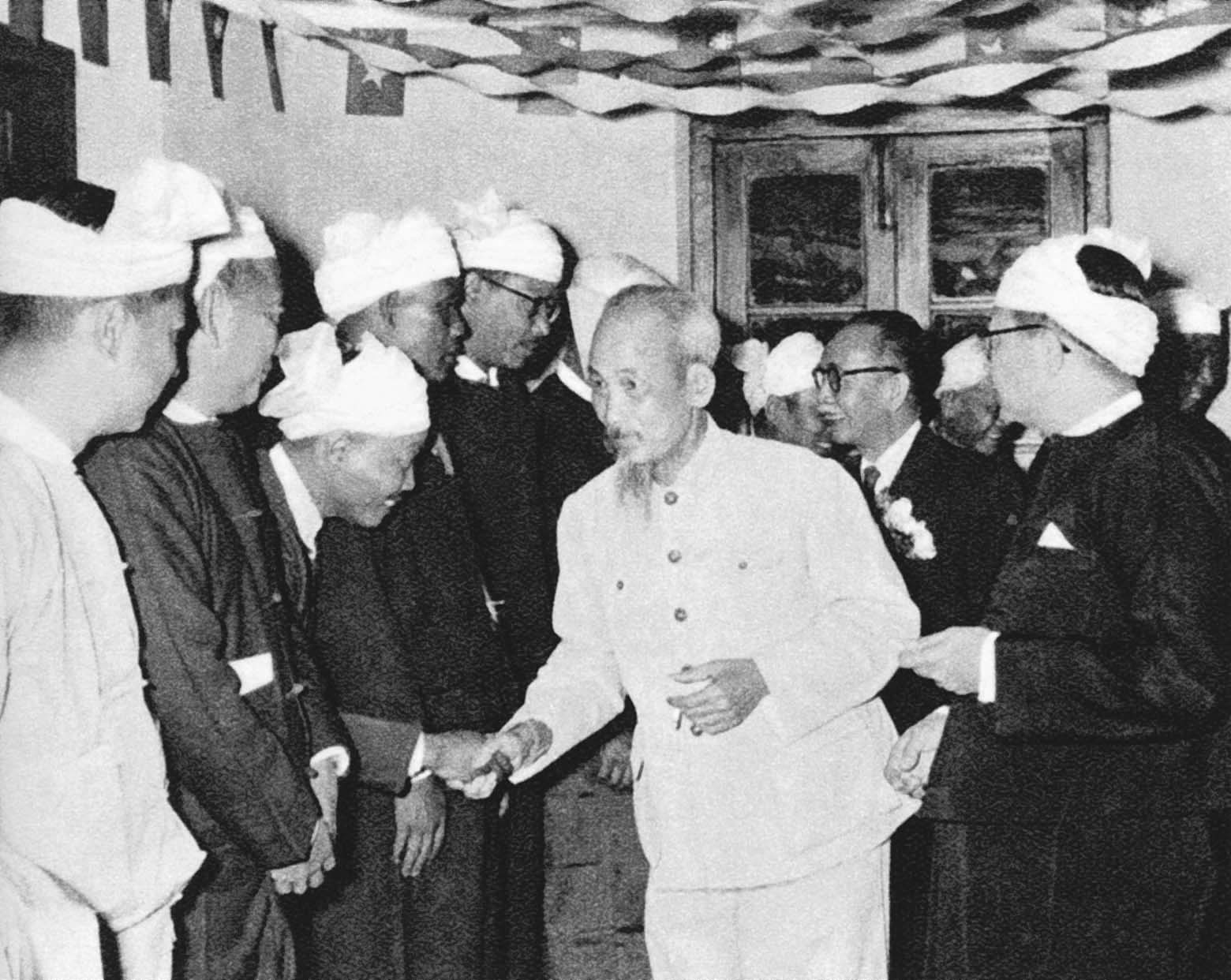 Nhân dân Mianma chào mừng Chủ tịch Hồ Chí Minh sang thăm hữu nghị nước Cộng hòa liên bang Mianma (14/2/1958)