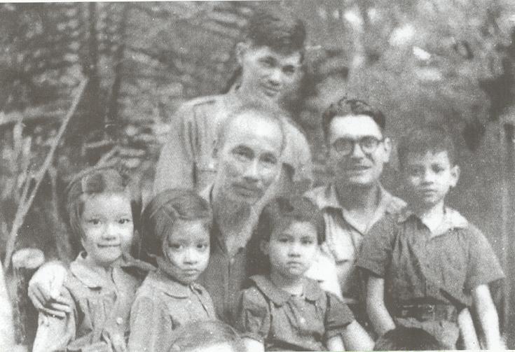 Chủ tịch Hồ Chí Minh và các cháu thiếu nhi chụp ảnh chung với đại biểu Đảng Cộng sản Pháp, phóng viên Leo Figere tại Chiến khu Việt Bắc, tháng 9/1950. (Nguồn: Khu di tích Hồ Chí Minh tại Phủ Chủ tịch)
