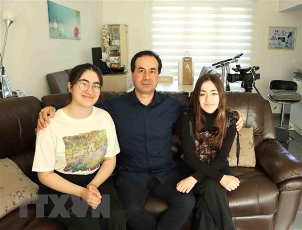 Ahmet Yazar và hai cô con gái. (Ảnh: Hương Giang/TTXVN)