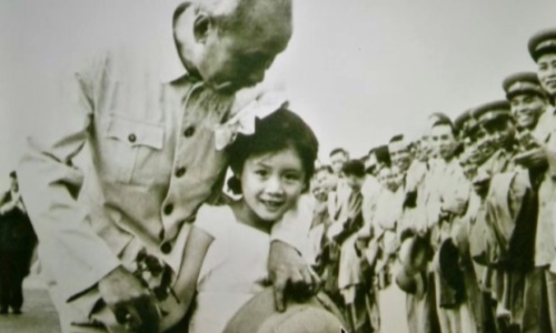 Ấn tượng sâu đậm của cô bé Trung Quốc được chụp ảnh chung với Bác Hồ