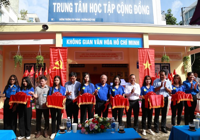 Các đại biểu cắt băng khánh thành Không gian văn hóa Hồ Chí Minh. Ảnh: Ngô Tùng