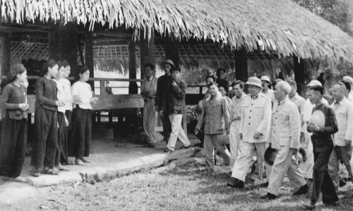 Tư tưởng Hồ Chí Minh về chống “giặc nội xâm” với công cuộc đẩy mạnh xây dựng, chỉnh đốn Đảng hiện nay