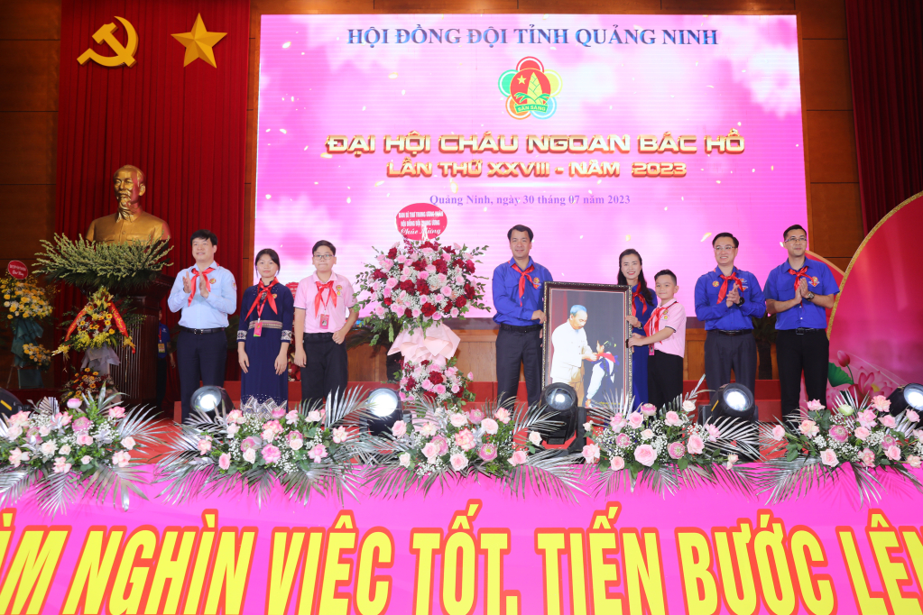 Bí thư Trung ương Đoàn Ngô Văn Cương tặng hoa chúc mừng Đại hội.