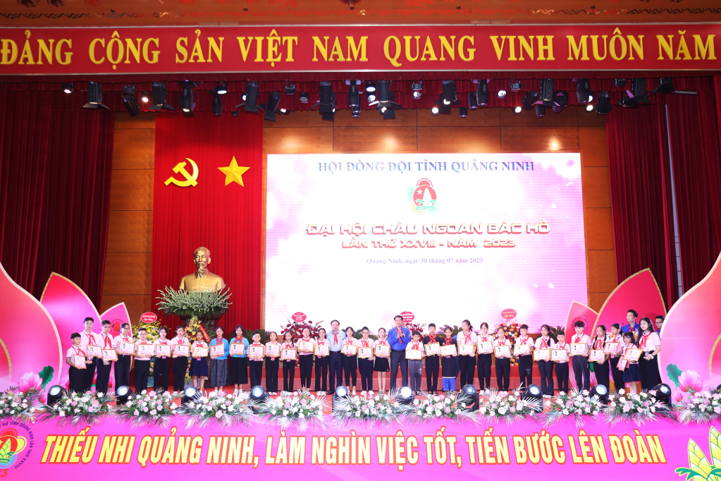 Các đồng chí lãnh đạo tỉnh Quảng Ninh, Trung ương Đoàn tặng bằng khen tuyên dương Cháu ngoan Bác Hồ đối với 159 đội viên thiếu niên, nhi đồng là những tấm gương sáng trong học tập, rèn luyện, vượt khó vươn lên.