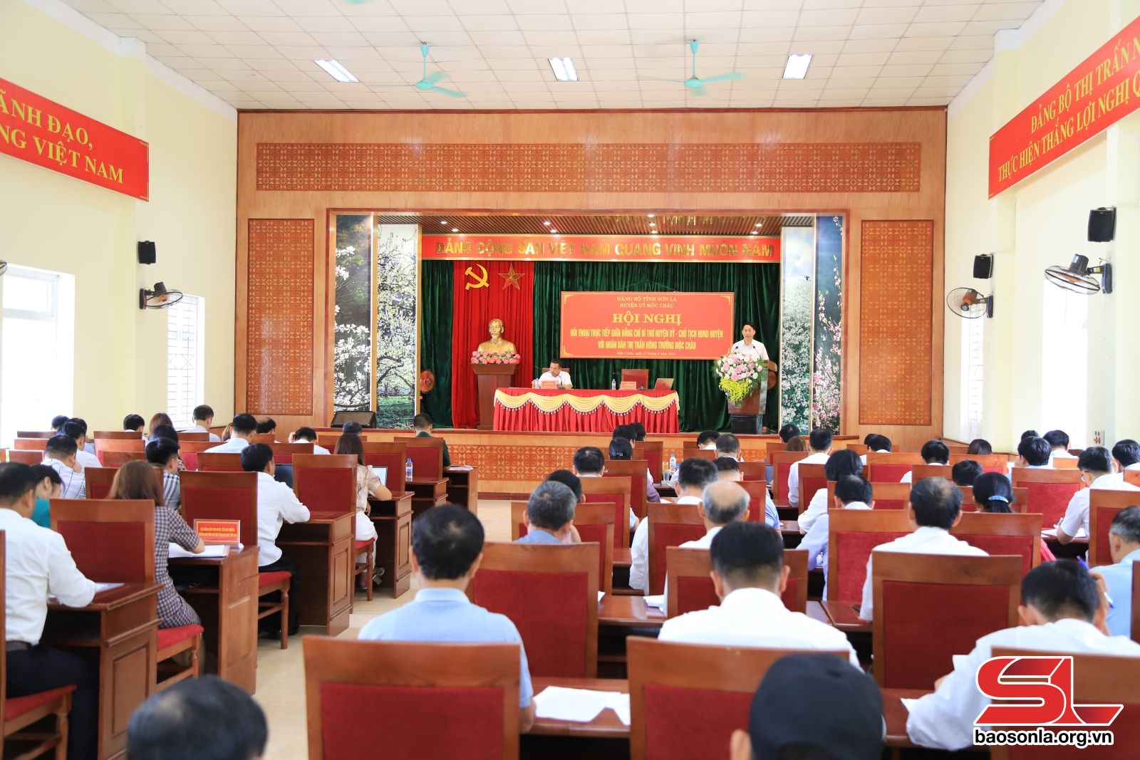 Hội nghị đối thoại giữa đồng chí Bí thư huyện ủy, Chủ tịch HĐND huyện Mộc Châu với nhân dân thị trấn Nông trường.