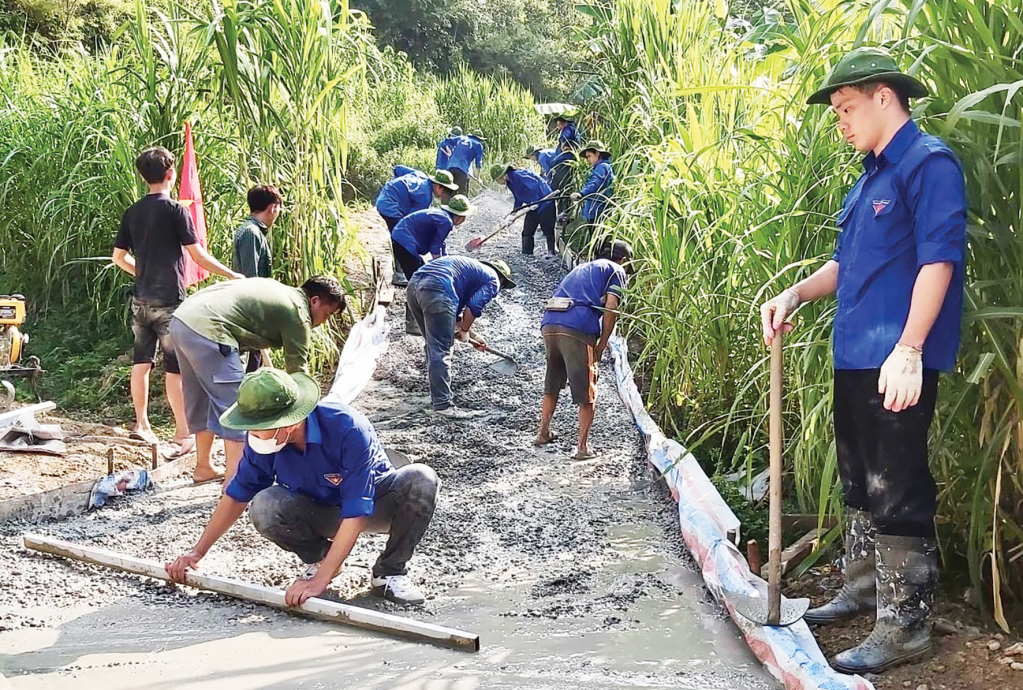 Đoàn viên thanh niên huyện Hà Quảng ra quân làm đường bê tông nông thôn tại xã Yên Sơn.