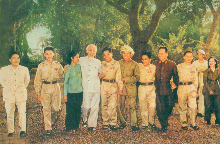 Chủ tịch Hồ Chí Minh, Đại tướng Võ Nguyên Giáp cùng đoàn đại biểu Anh hùng Lực lượng vũ trang nhân dân giải phóng miền Nam trong vườn xoài ở Phủ Chủ tịch, ngày 15-11-1965. Ảnh tư liệu